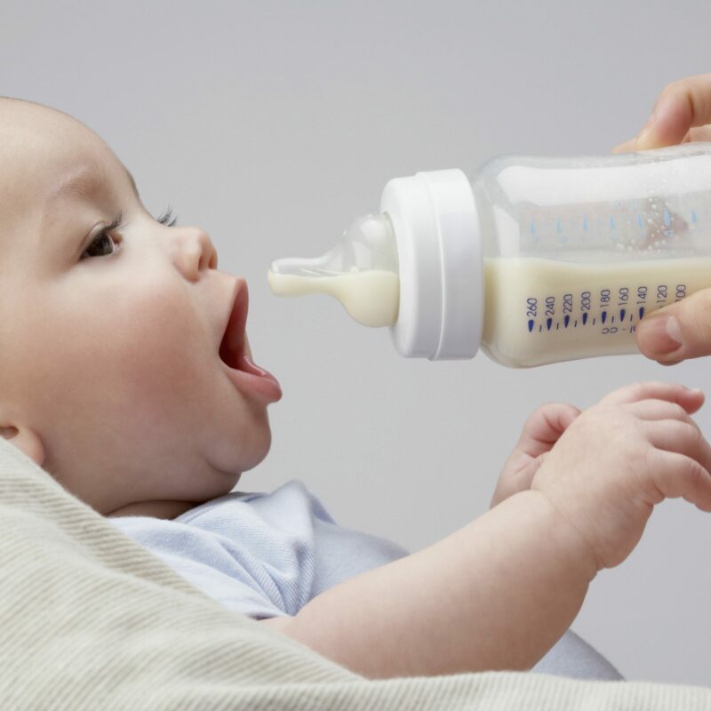  راهنمای خرید بهترین شیر خشک کمکی برای نوزادان با شرایط خاص